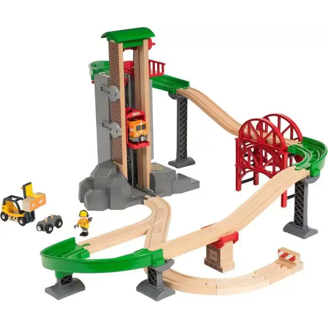 Brio houten treinbaan set met een hoge toren met lift, oranje trein, vorkheftruck en speelfiguur.