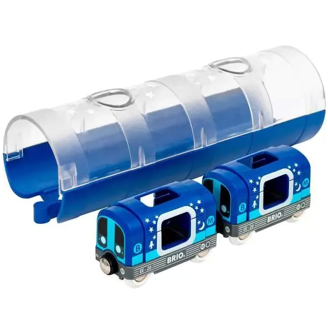 Brio metrotrein met twee blauwe wagons en een transparante tunnel met sterrenpatroon.