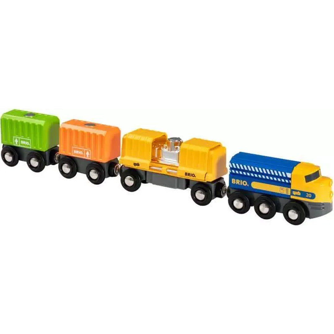 Brio houten vrachttrein met blauw-gele locomotief en drie wagons met verschillende ladingen.