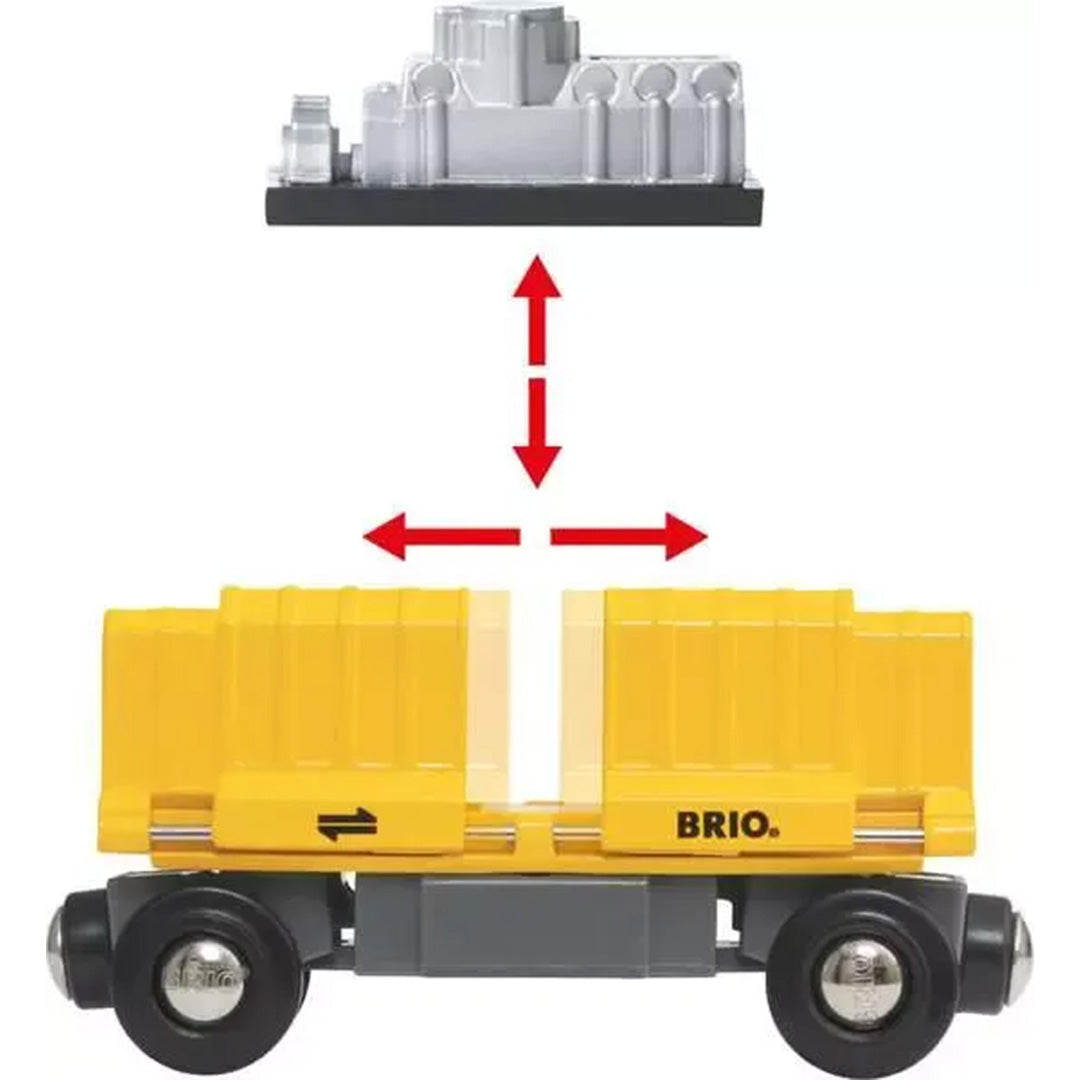 Detail van een gele Brio speelgoedtreinwagon met afneembare zilverkleurige lading en pijlen die de functionaliteit tonen.