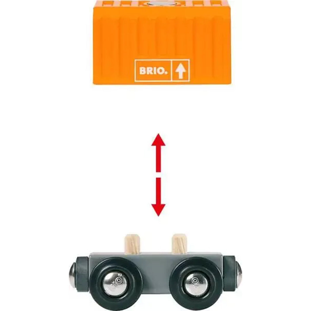 Detail van een oranje Brio speelgoedcontainer boven een grijze wagonbasis met pijlen die de afneembaarheid aangeven.