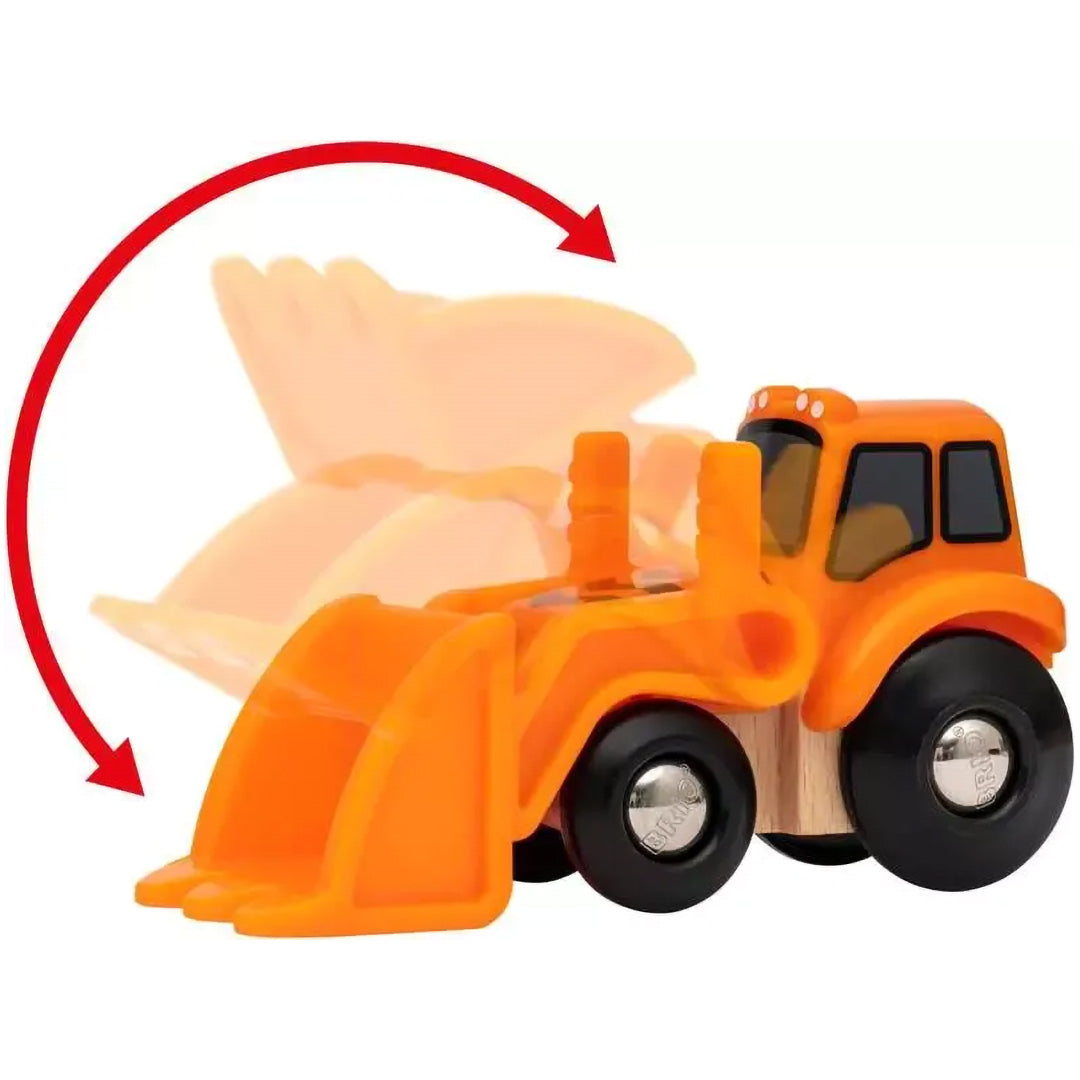 Detail van een Brio oranje tractor met beweegbare schep op een witte achtergrond.