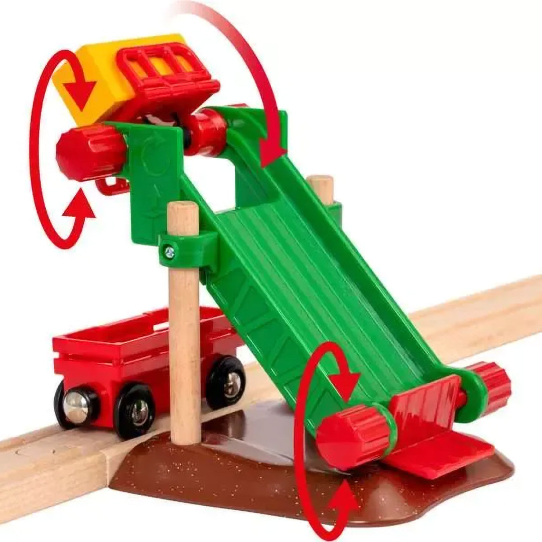 Detail van een Brio groene laadschans met rode accenten en een rode treinwagon op de houten treinbaan.