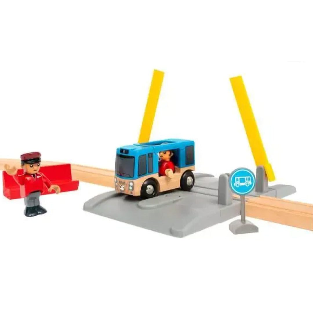 Detail van de Brio treinbaan set met een blauwe bus, een conducteur en een bushalte.