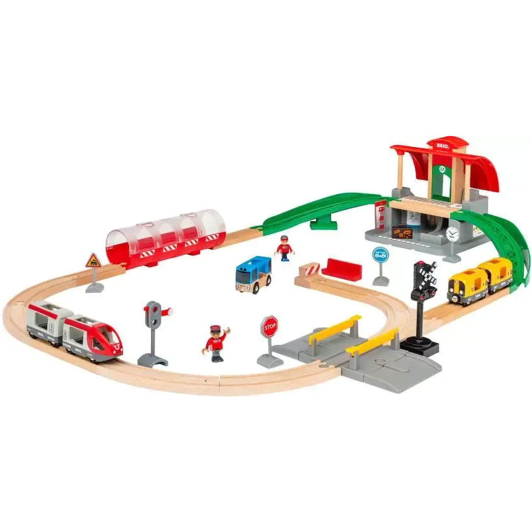 Brio houten treinbaan set met centraal station, twee treinen, een bus en figuren.
