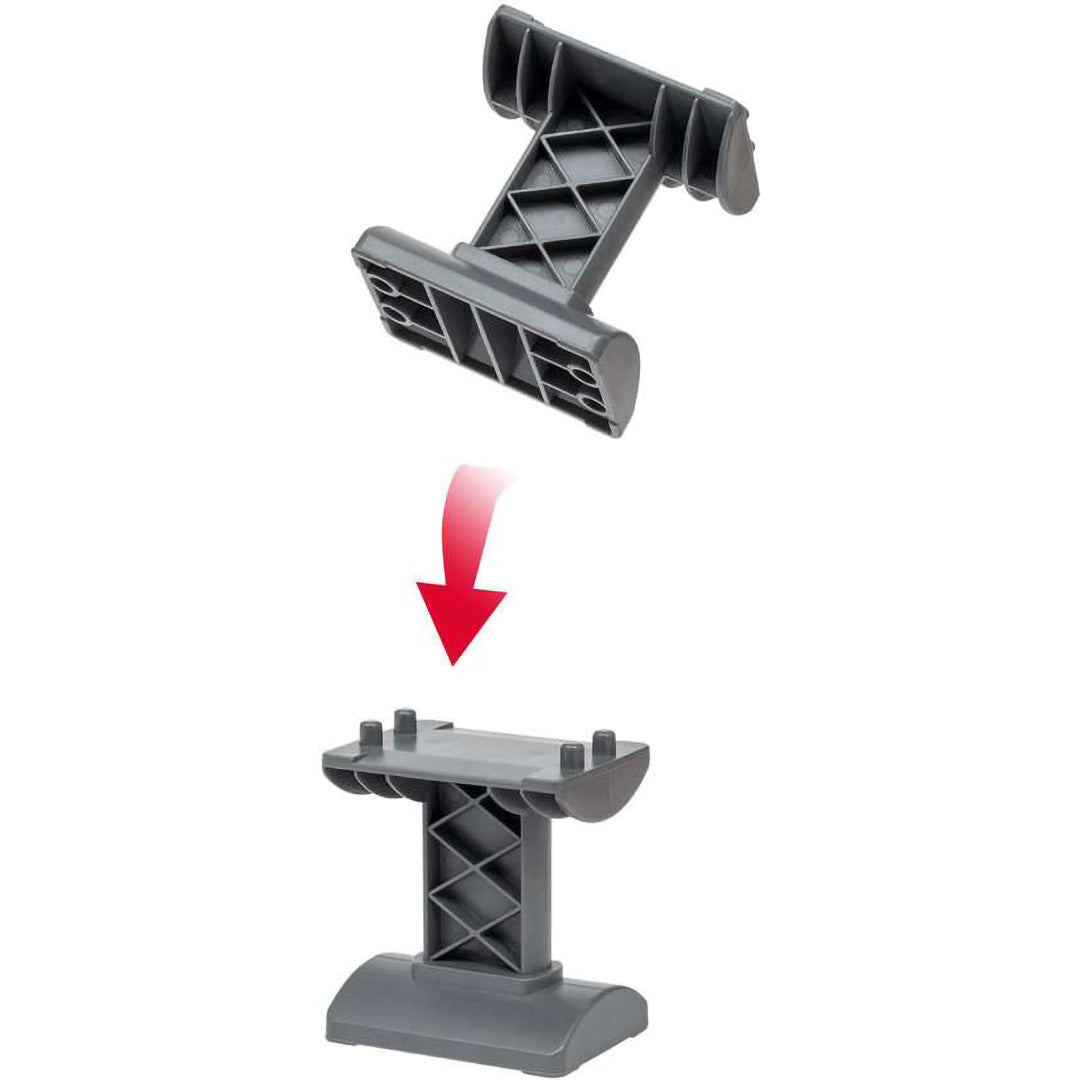 Detail van twee grijze plastic steunen voor de Brio treinbaan, met pijl die verbinding aangeeft.