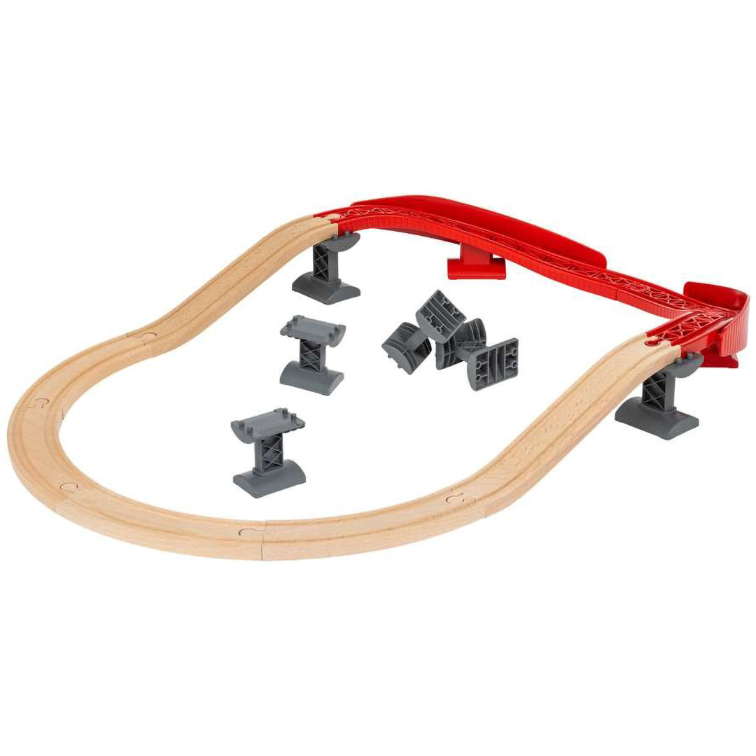 Brio houten treinbaan met rode brug en losse grijze steunen.