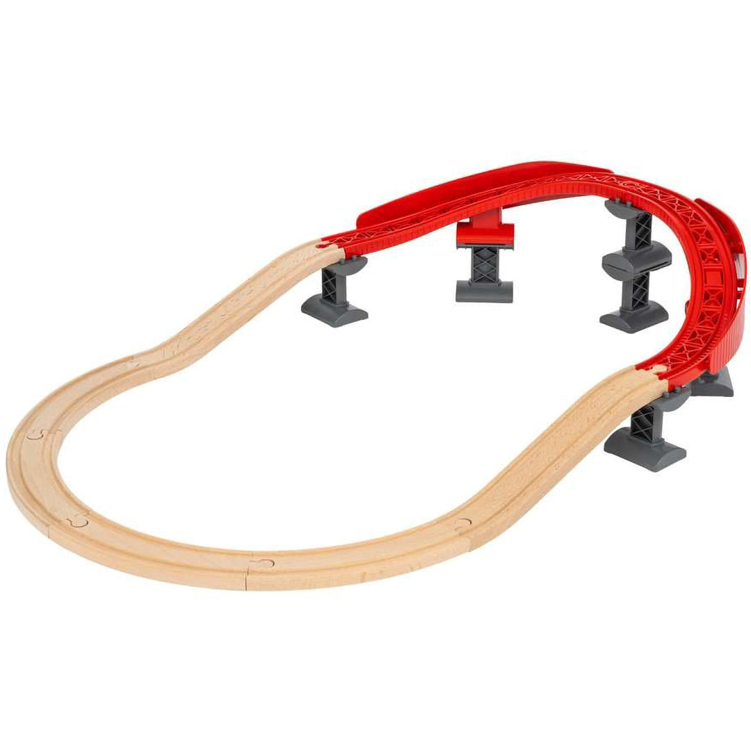 Brio houten treinbaan met oplopende bochten en een rode brug op grijze steunen.