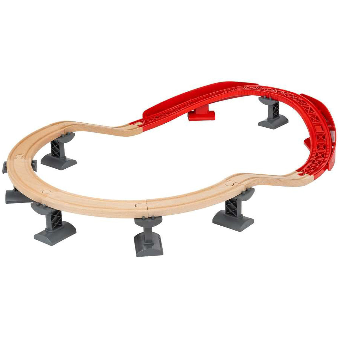 Brio houten treinbaan met rode brug en meerdere grijze steunen.