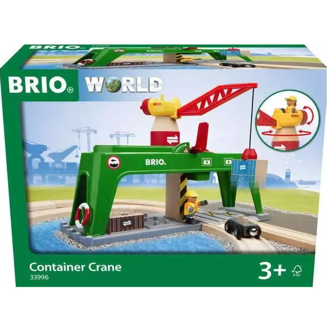 De verpakking van de Brio container kraan met een afbeelding van het speelgoed in een speelomgeving.