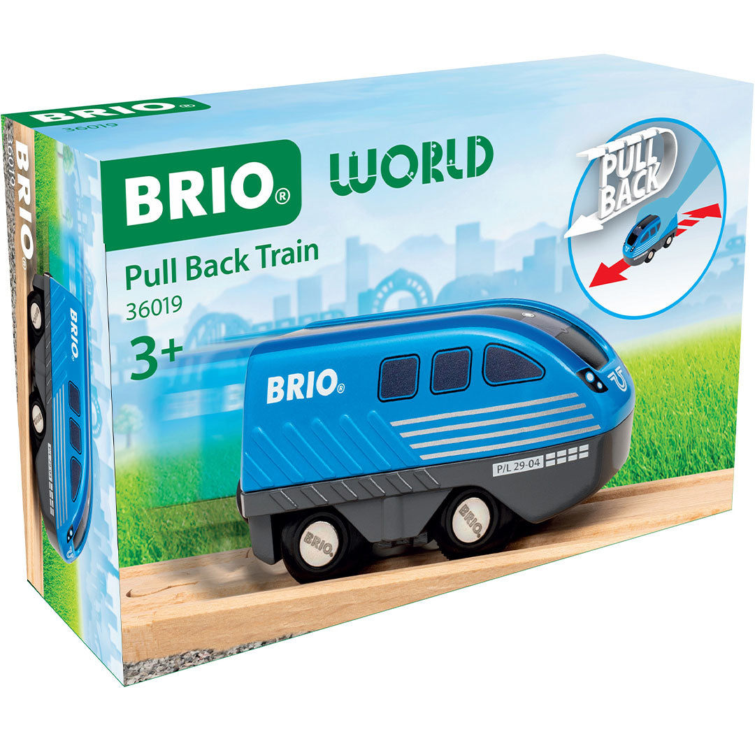 De verpakking van de Brio pull-back speelgoedtrein, met de blauwe trein op een spoor.