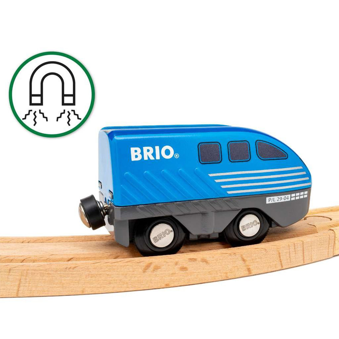 Brio blauwe pull-back speelgoedtrein met strepen op een houten treinrails, met magneeticoon.