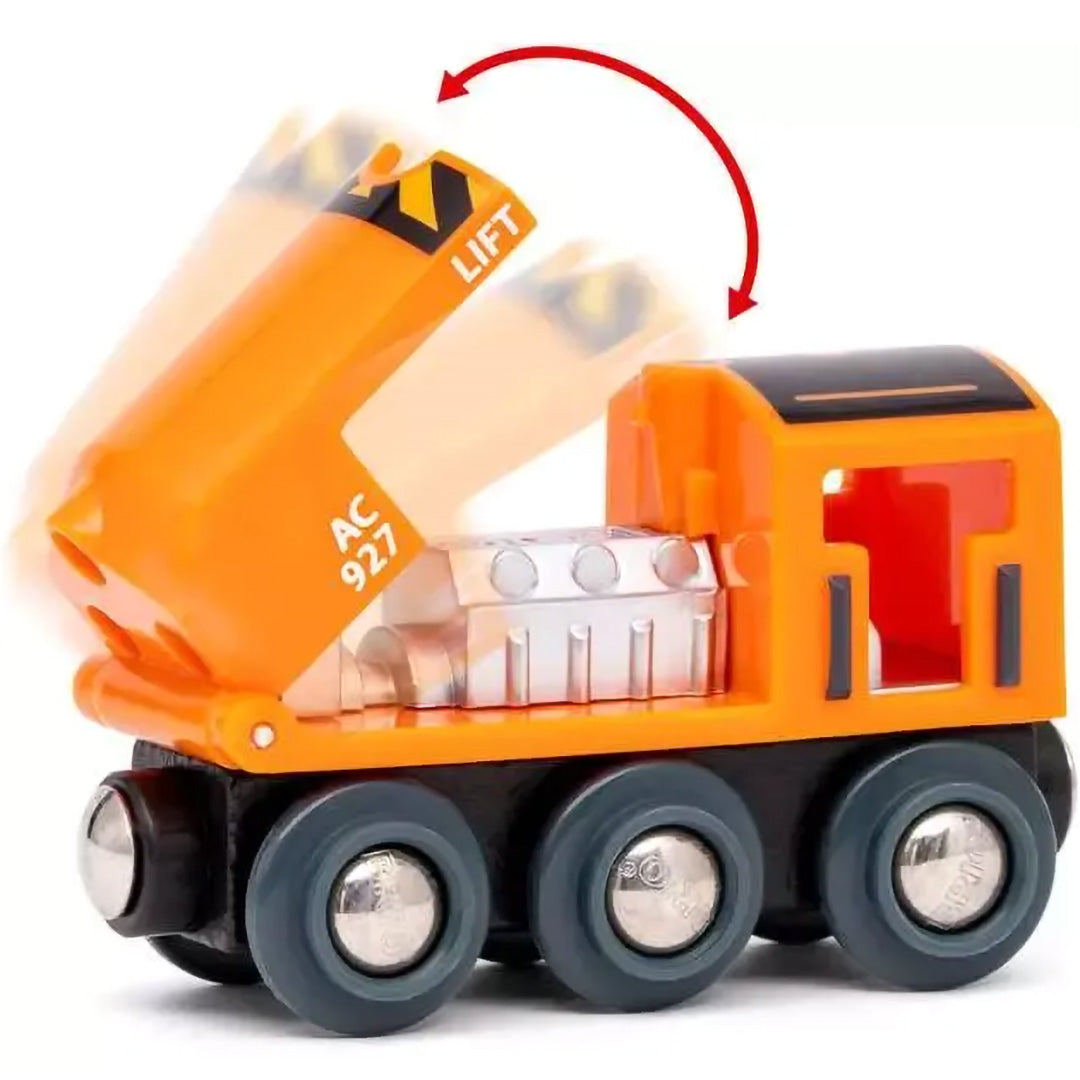 Detail van de oranje Brio speelgoedtrein met openklappende motorkap en een pijl die de liftfunctie aangeeft.