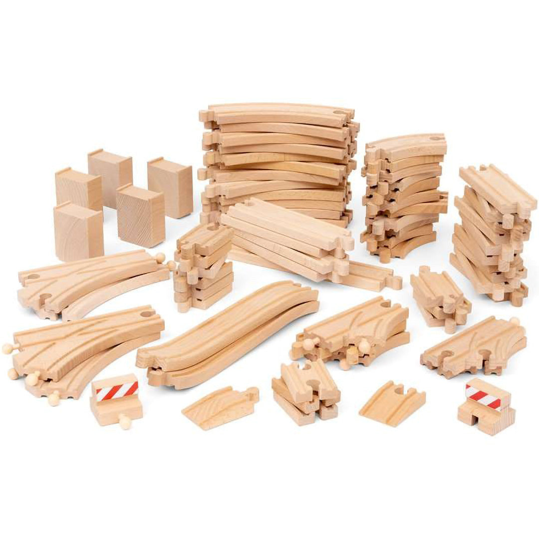 Brio houten treinrails uitbreidingspakket met diverse rechte en gebogen spoorstukken en accessoires.