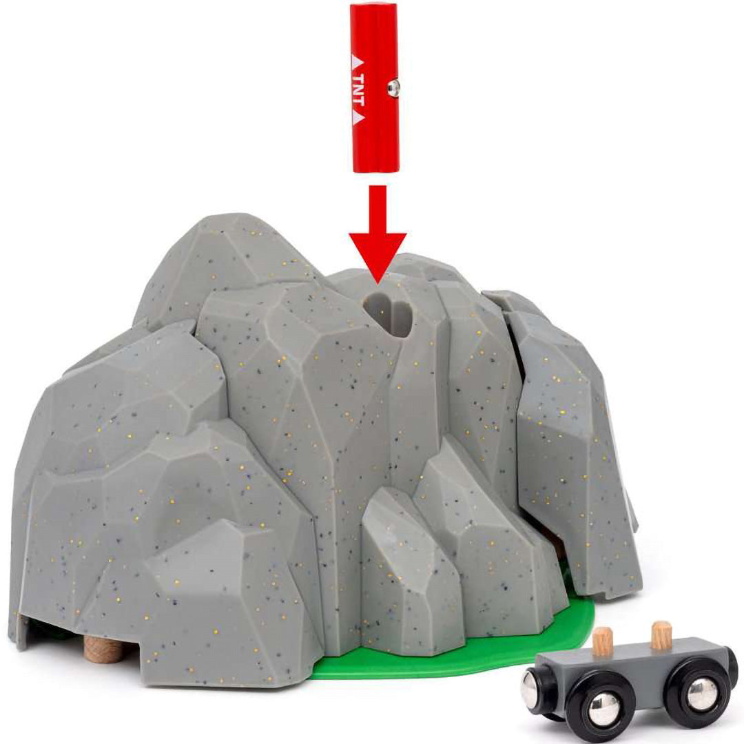 Brio speelgoedtreinen accessoire van een grijze rotsformatie met een rode TNT-staaf die in de top wordt geplaatst.
