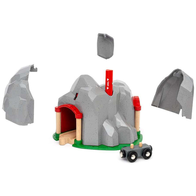 Brio speelgoedtreinen accessoire van een grijze rotsformatie met een rode TNT-staaf en een wagon, de rotsen zijn deels losgemaakt.