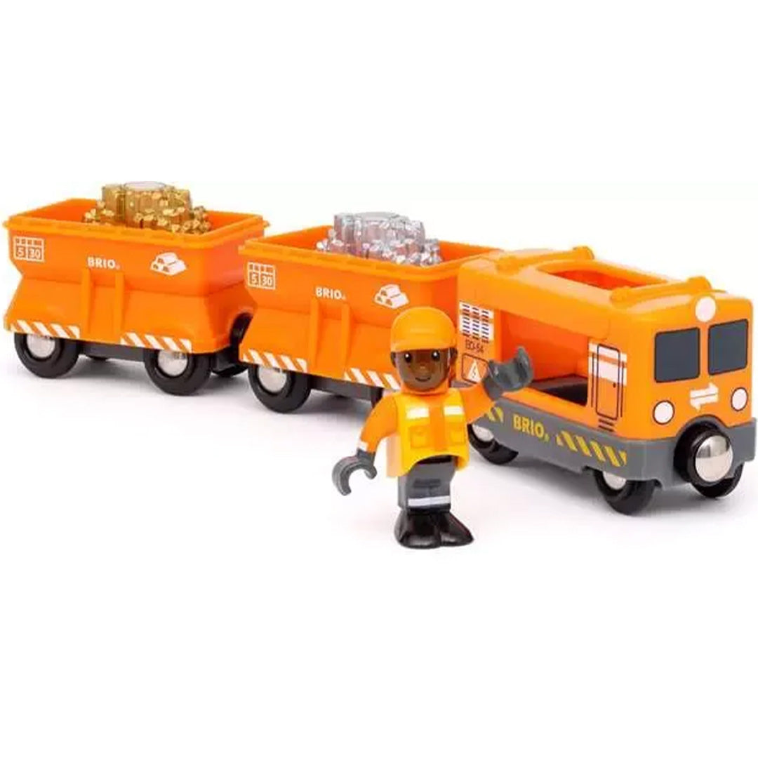 Brio oranje speelgoedtrein met locomotief, twee wagons vol erts en een conducteurfiguur.