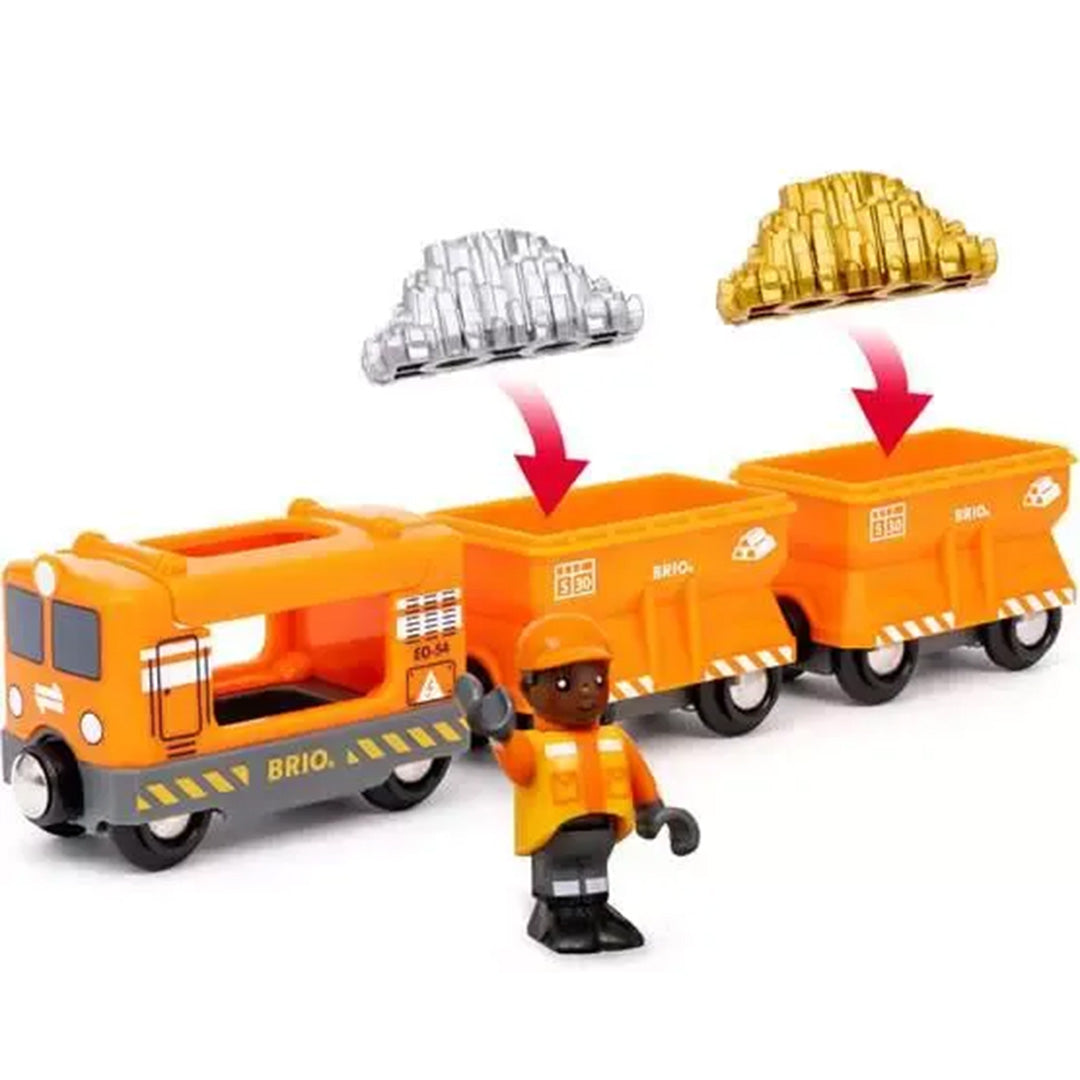 Brio oranje speelgoedtrein met locomotief, twee lege wagons, een conducteur en losse goud- en zilverertsblokken.