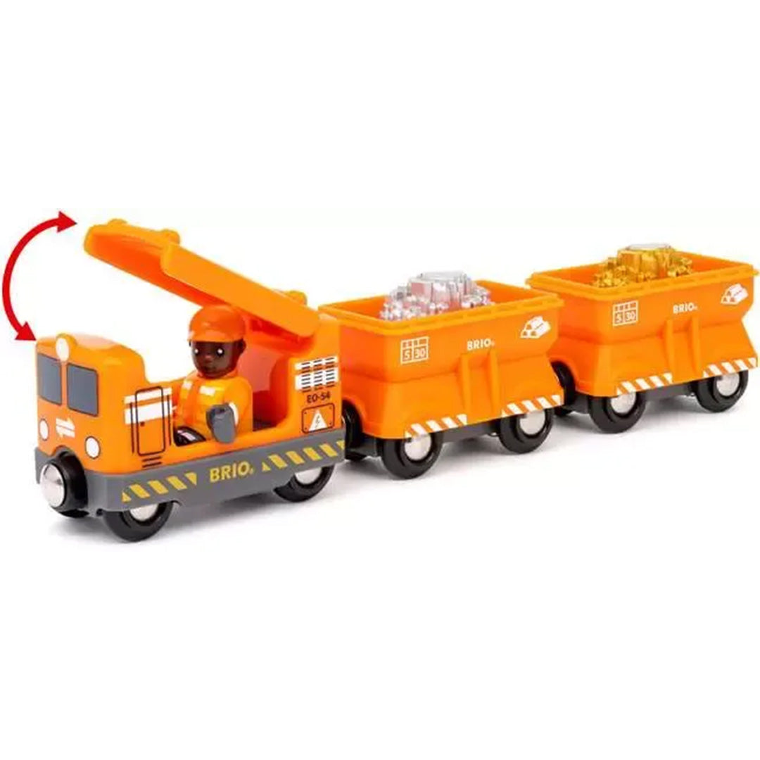 Brio oranje speelgoedtrein met een conducteur die de kraanarm van de locomotief bedient, en twee wagons met erts.