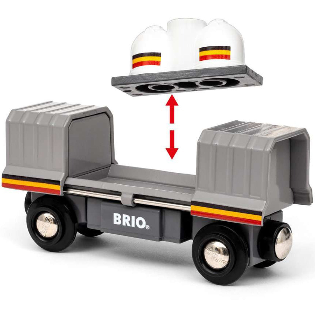 Detail van een grijze Brio speelgoedtreinwagon met een witte lading met rode en gele strepen die erboven zweeft, met rode pijlen die de plaatsing aangeven.