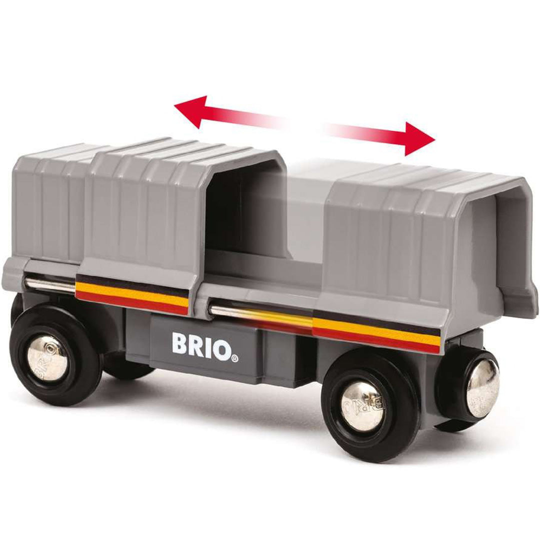 Detail van een grijze Brio speelgoedtreinwagon met schuifbare afdekkingen en rode pijlen die de beweging aangeven.