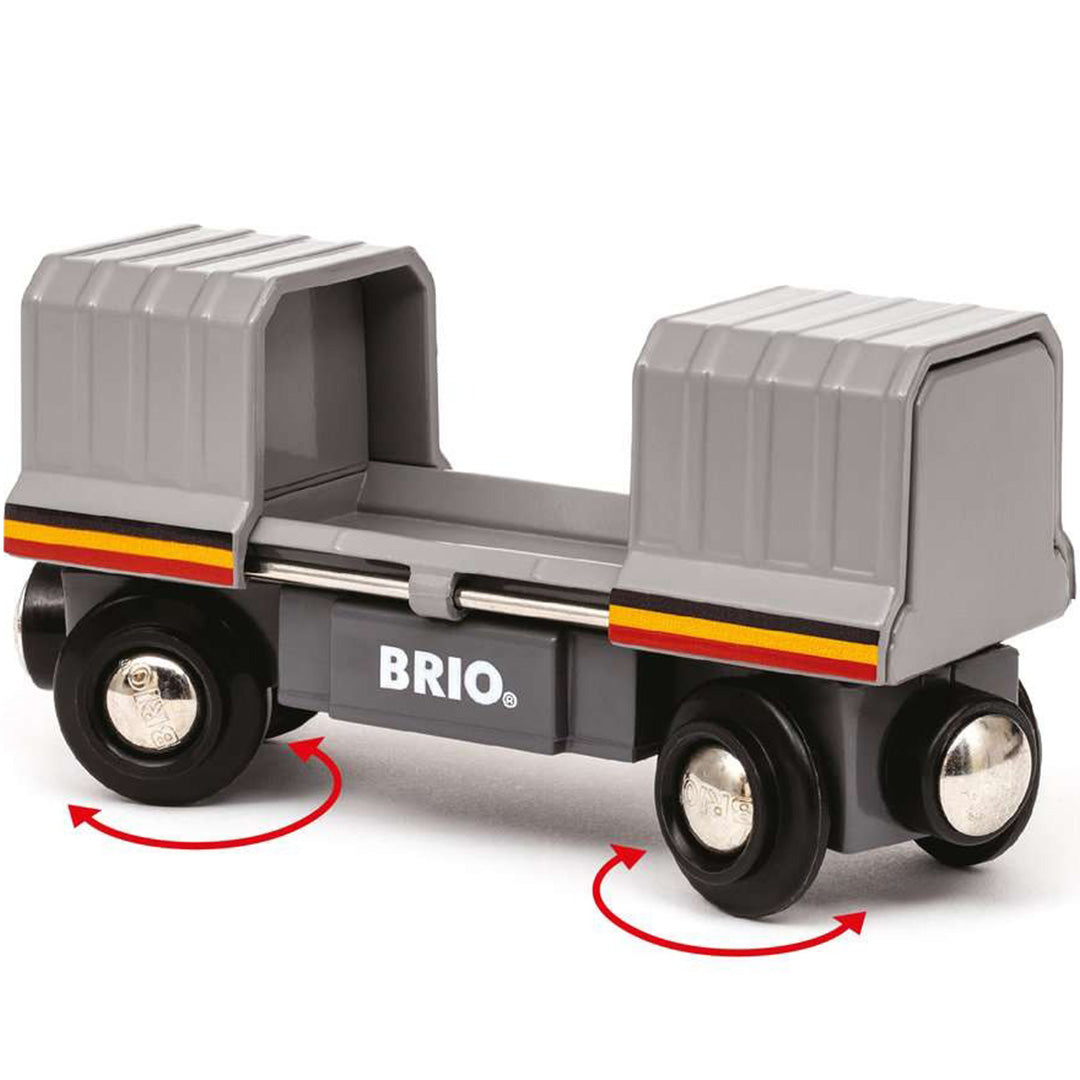 Detail van een grijze Brio speelgoedtreinwagon met rode pijlen die de draaiende wielen aangeven.