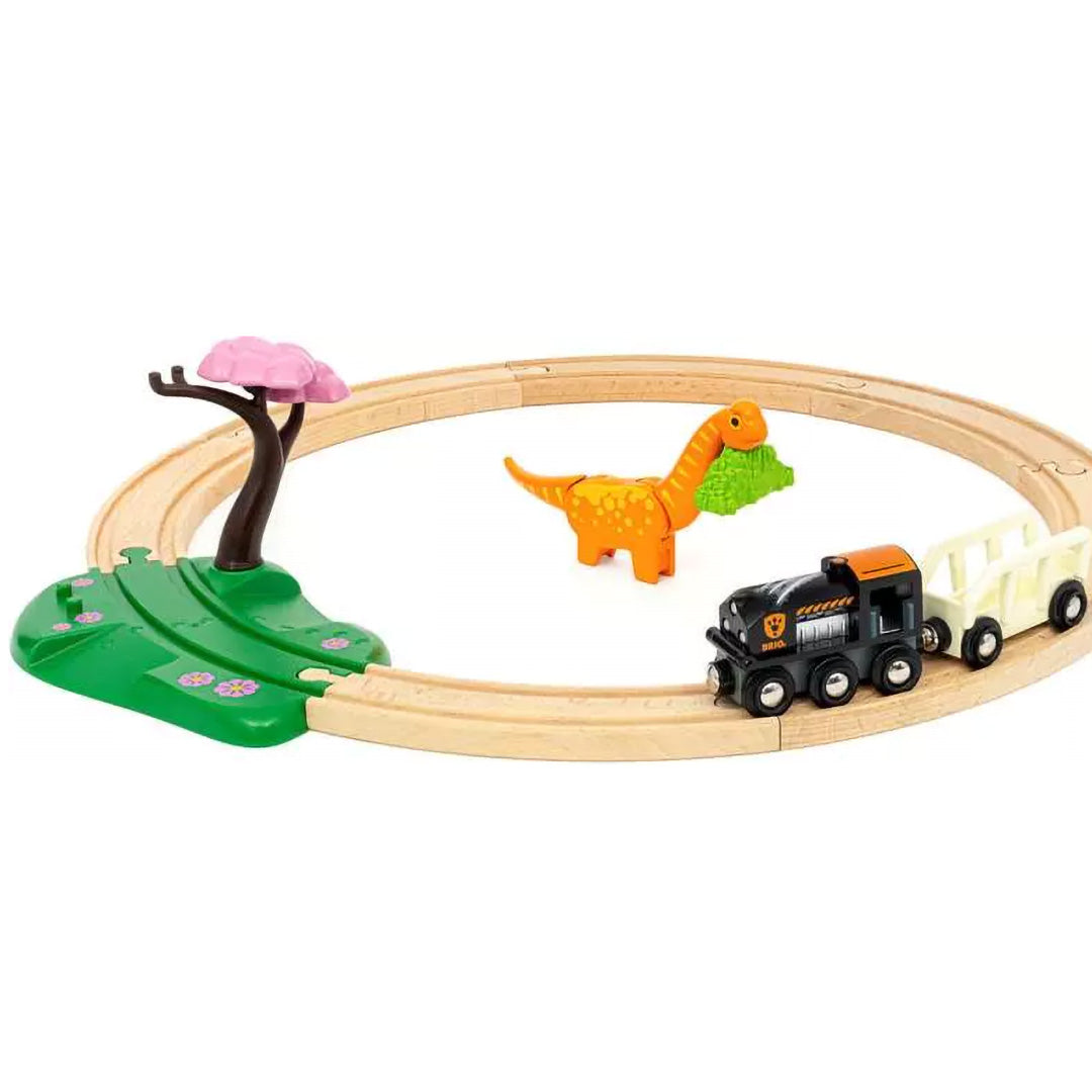 Brio houten treinbaan set met een zwarte trein, wagon, oranje dinosaurus en een boom met roze bladeren.