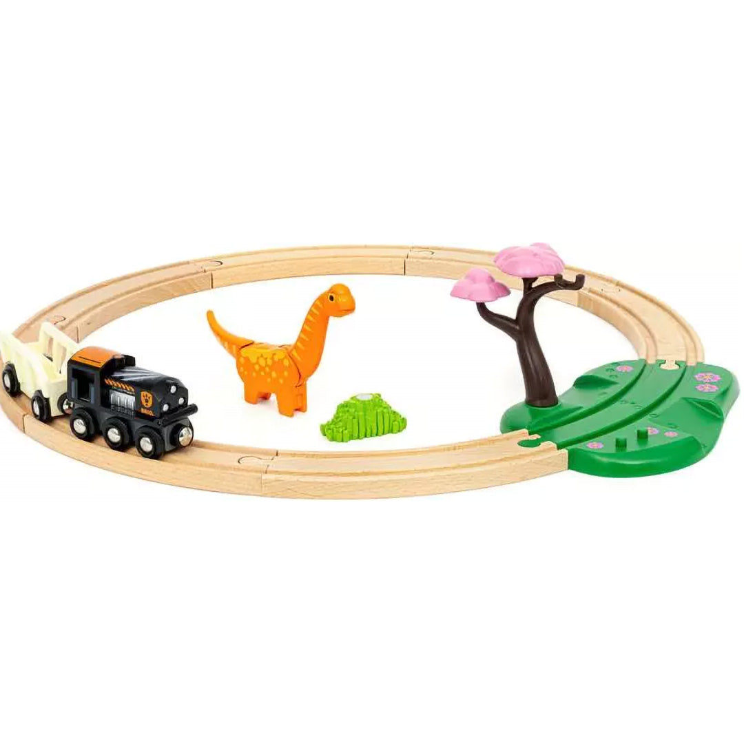 Brio houten treinbaan set met een zwarte trein, wagon, oranje dinosaurus, struik en boom.