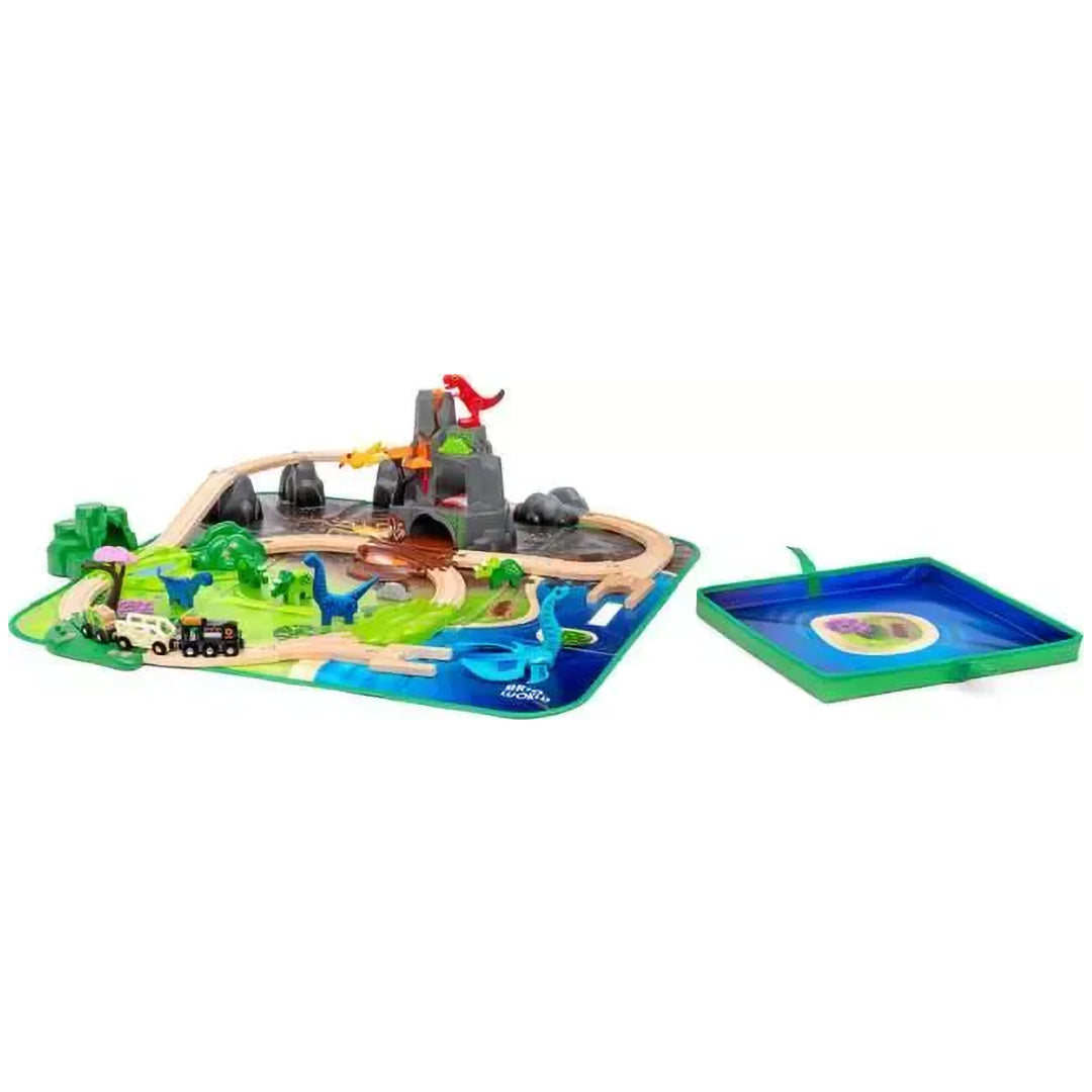 Brio dinosaurus treinbaan speelset met houten rails, tunnel, dinosaurusfiguren en een trein op een speelmat.