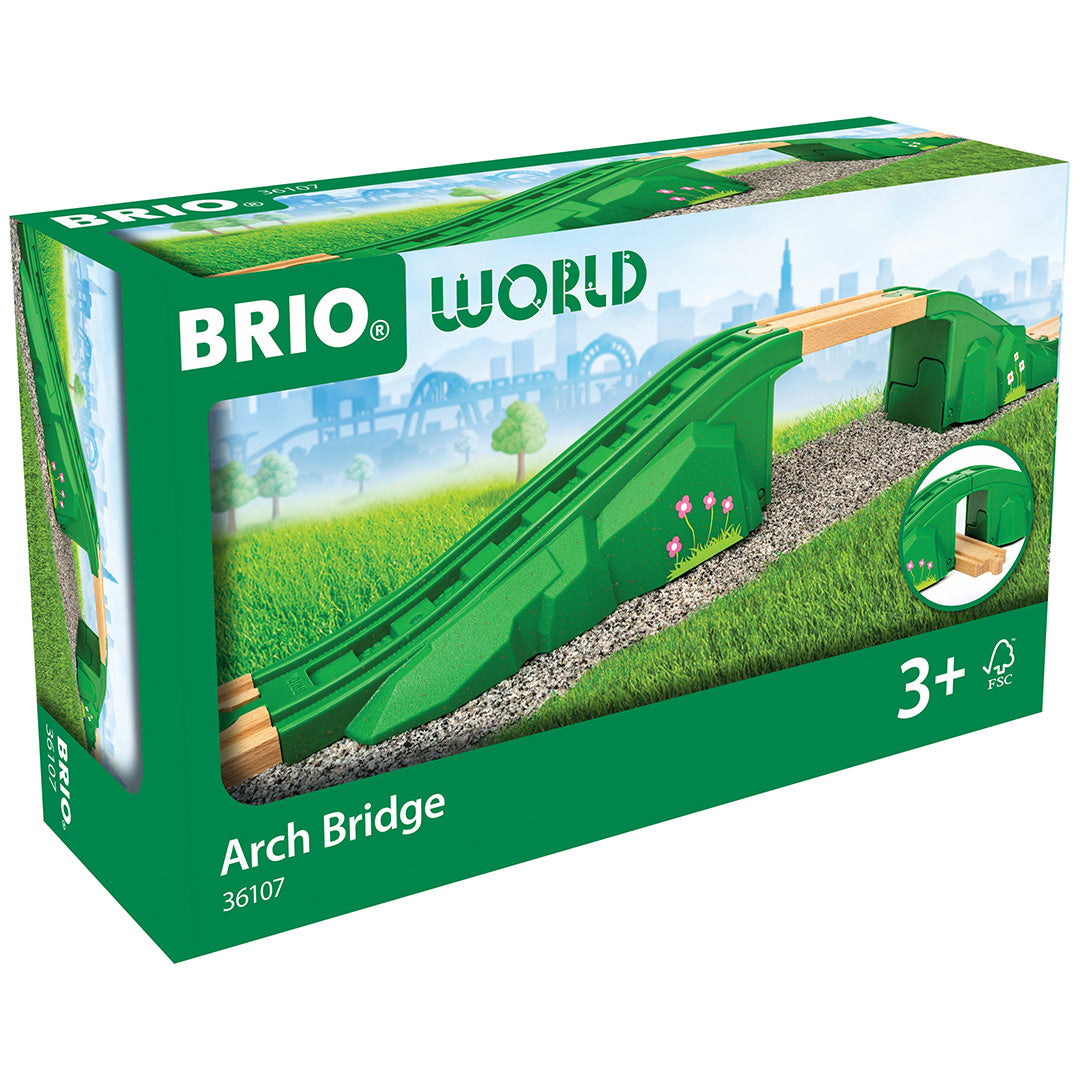 De verpakking van de Brio houten en plastic boogbrug voor speelgoedtreinen, met een afbeelding van het product in een landschap.