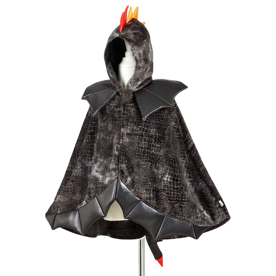 Souza for kids zwarte draken verkleedcape op een paspop, met schubbenpatroon en rode stekels op de capuchon.