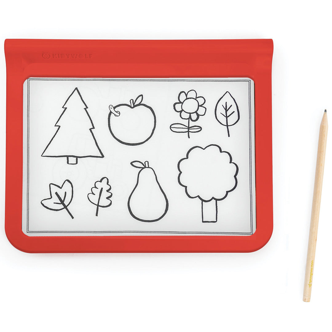 Kidywolf tekenbord met licht, waarop een kerstboom, appel, bloem, bladeren, peer en boom zijn getekend, met een houten potlood ernaast.