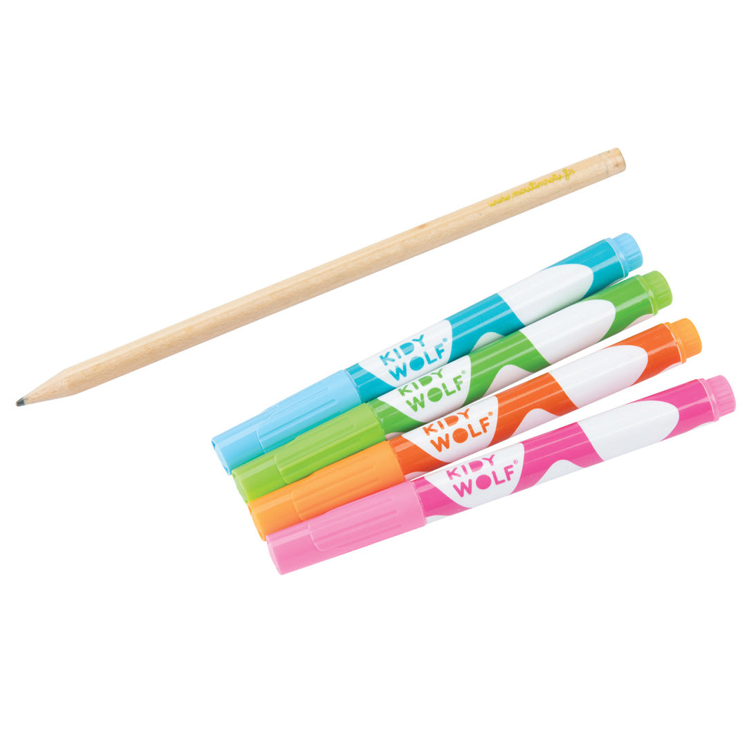 Een houten potlood en vier Kidywolf stiften in de kleuren blauw, groen, oranje en roze.