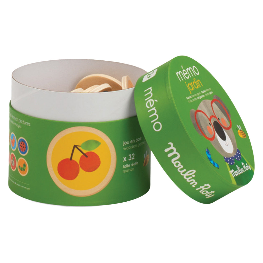 Open groene cilindervormige verpakking van het Moulin Roty memorie spel met houten tegels erin.