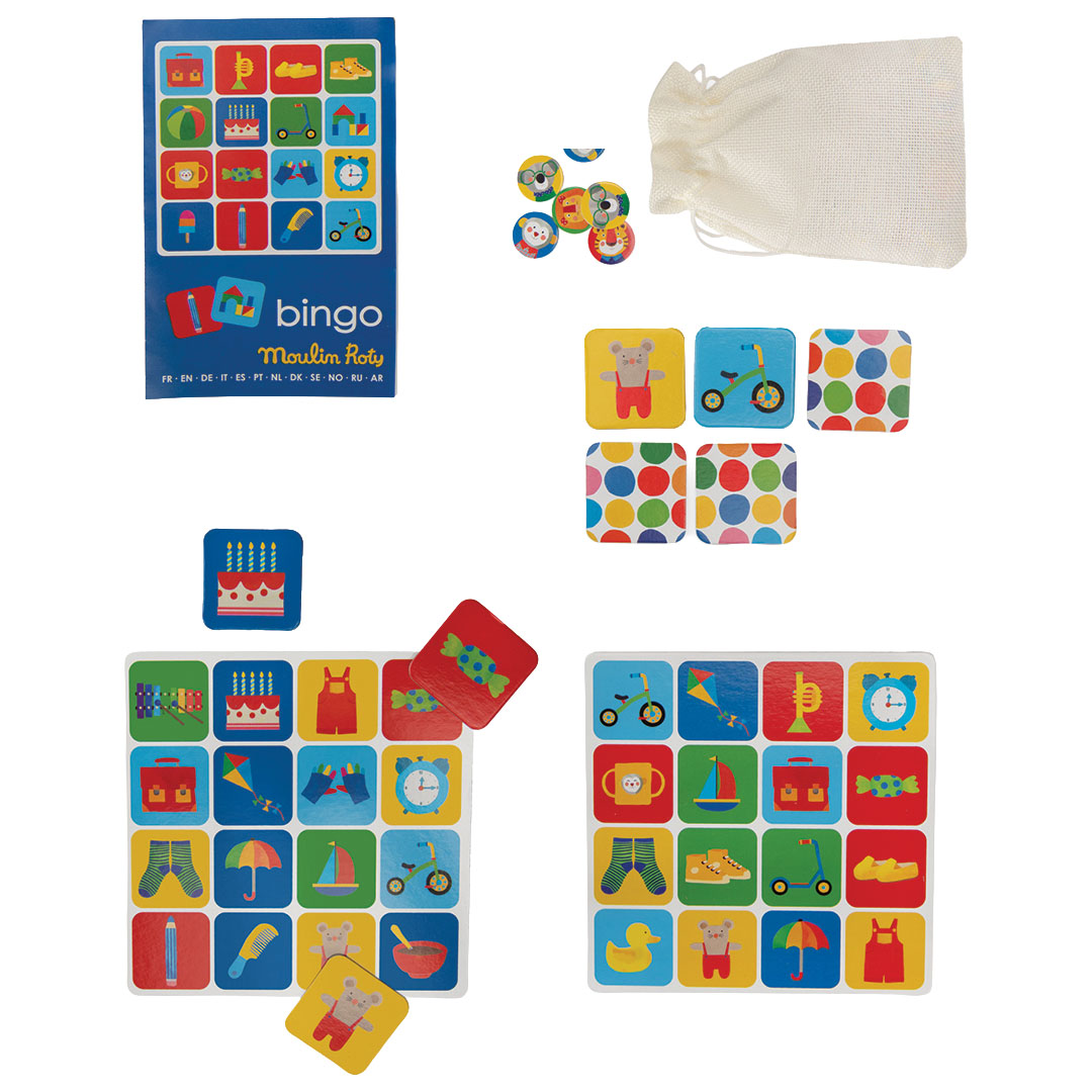 Alle onderdelen van het Moulin Roty bingo spel, inclusief instructieboekje, stoffen zakje, fiches en speelkaarten.