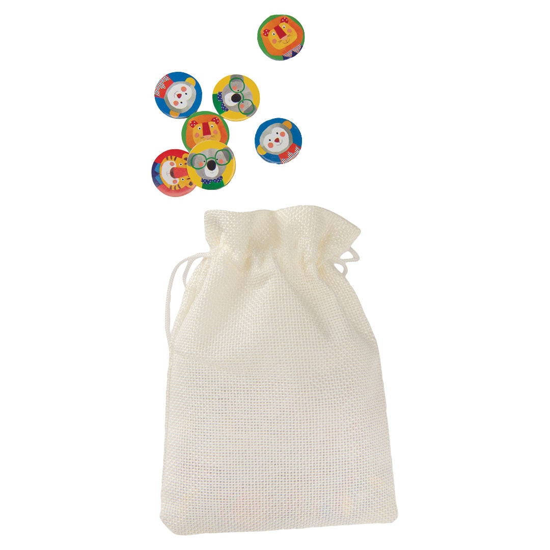 Een wit stoffen zakje met daarboven kleine ronde speelfiches met dierenkoppen van het Moulin Roty bingo spel.