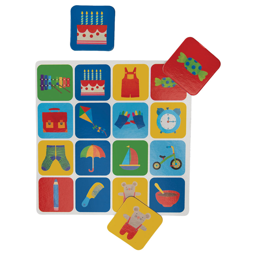 Een speelkaart van het Moulin Roty bingo spel met daarop twee kleinere fiches van een verjaardagstaart en snoep.