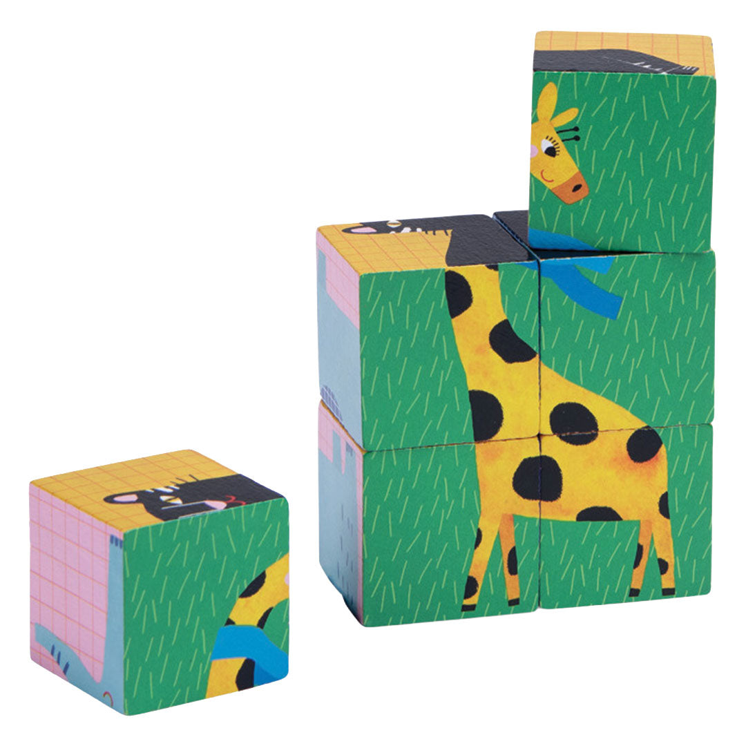 De 6 houten blokken van de dierenpuzzel vormen een giraffe, met één los blok ernaast.