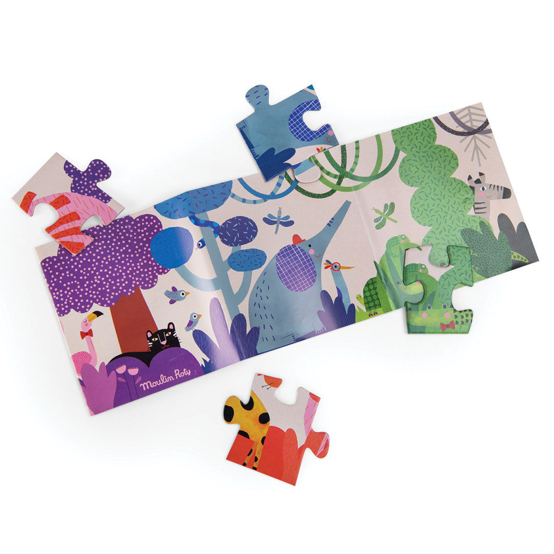 Een Moulin Roty legpuzzel met jungle thema, deels in elkaar gezet met enkele losse stukjes ernaast.