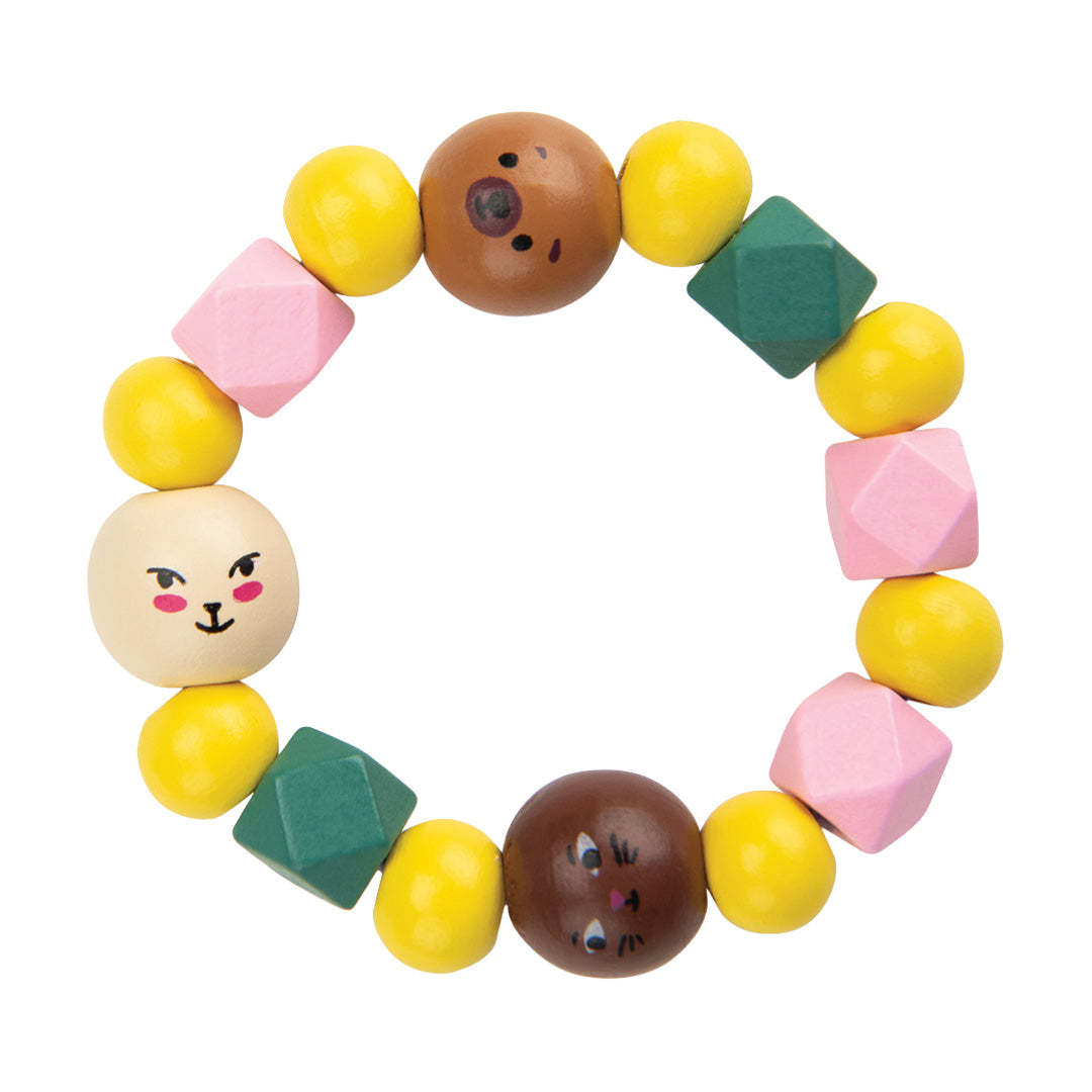 Houten kralenarmband met gele, roze en groene kralen en drie kralen met dieren gezichtjes.