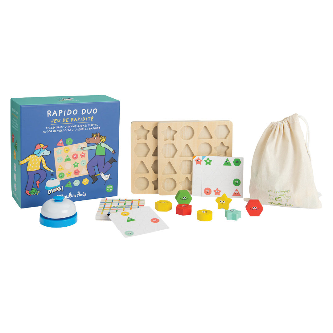 De complete set van het Moulin Roty Rapido Duo behendigheidsspel met houten vormen, spelkaarten, een bel en een opbergzak.