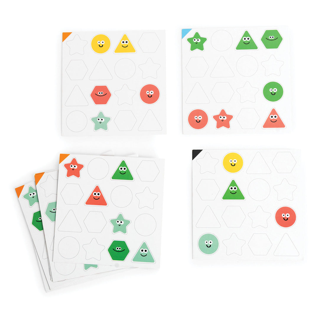 Witte spelkaarten met patronen van gekleurde en lege geometrische vormen met gezichtjes.