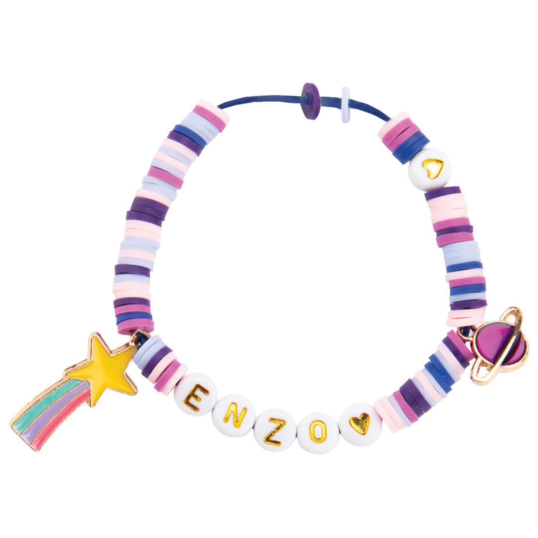 Een gepersonaliseerde armband met paarse en roze platte kralen, letterkralen die 'ENZO' spellen, een vallende ster en een planeet bedel.