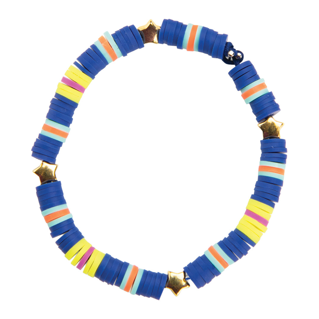 Een kleurrijke armband gemaakt van platte kralen in blauw, oranje, geel en lichtblauw, afgewisseld met gouden sterren.