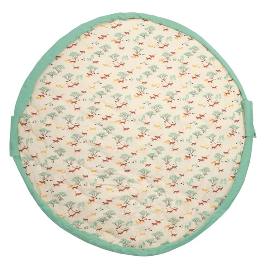 play&go rond speelkleed met een patroon van groene bomen en rennende dieren.