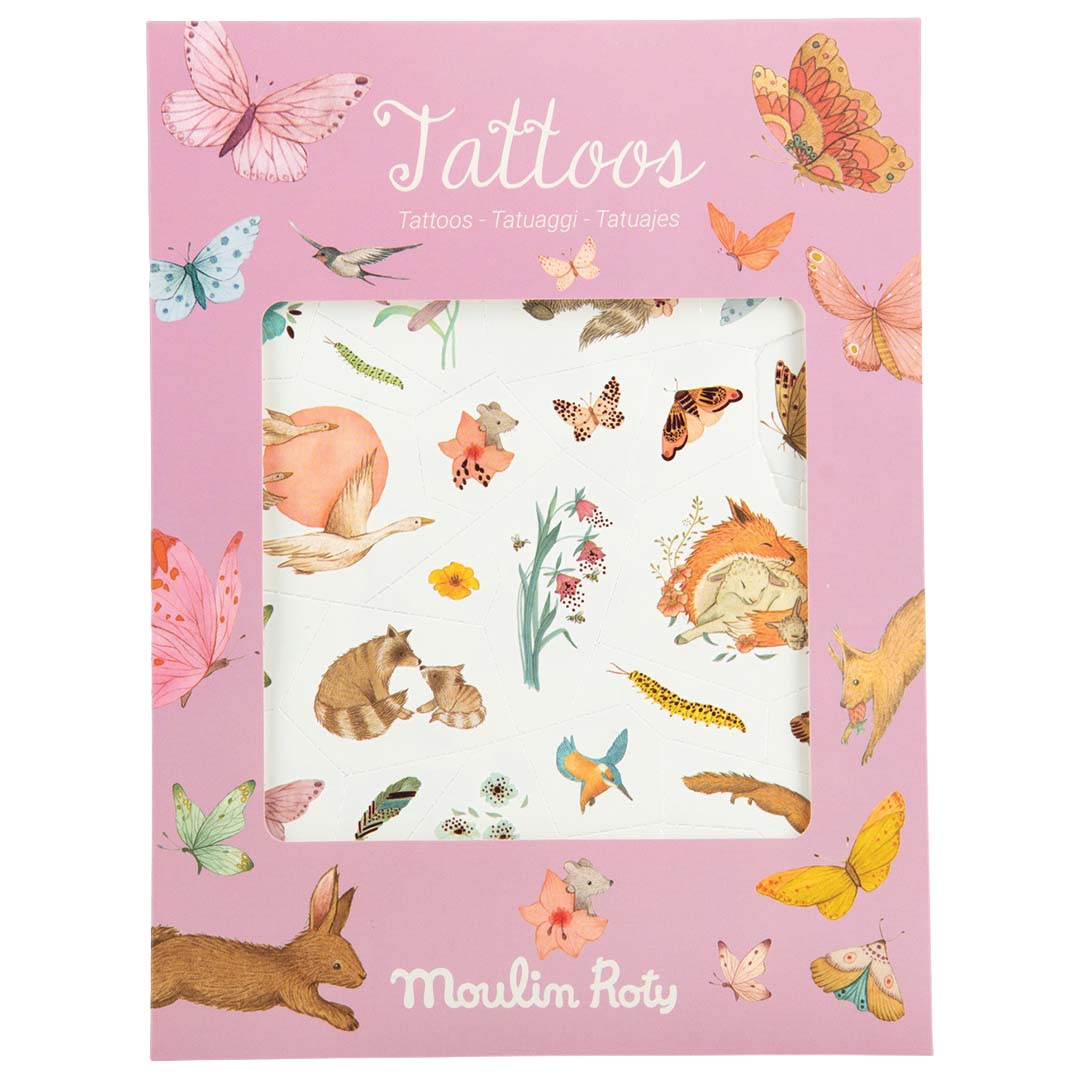 De verpakking van Moulin Roty tijdelijke tattoos met illustraties van dieren en bloemen.
