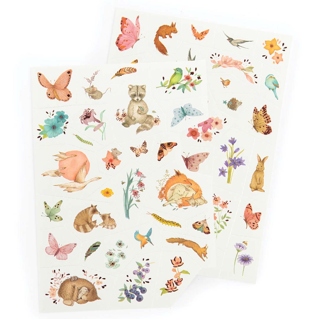 Twee vellen met tijdelijke tattoos van diverse dieren en bloemen in een natuurthema.