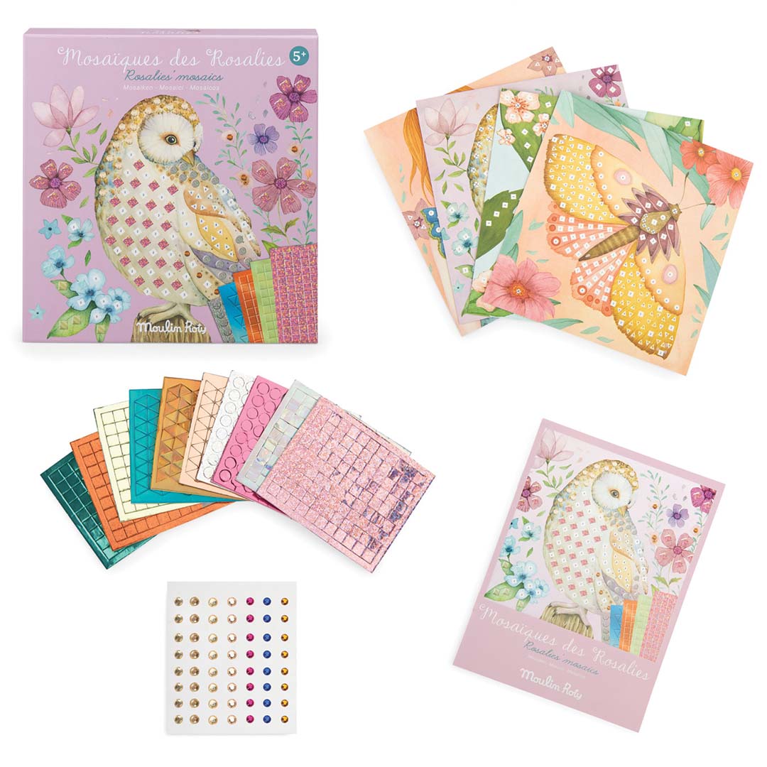 Overzicht van de Moulin Roty mozaïekstickerset met verpakking, kaarten, stickervellen en strass-steentjes.