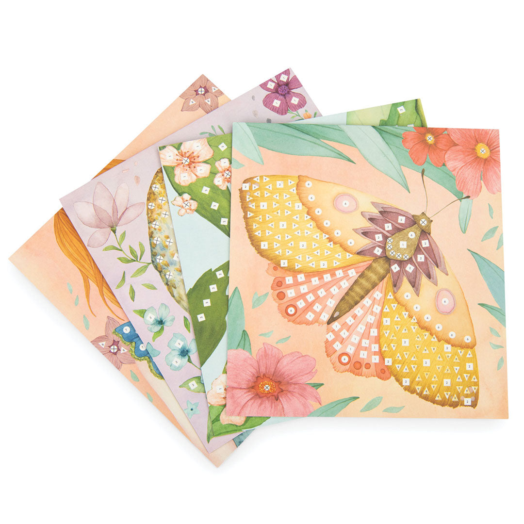 Een stapel onafgemaakte mozaïekkaarten met illustraties van vlinders en bloemen.