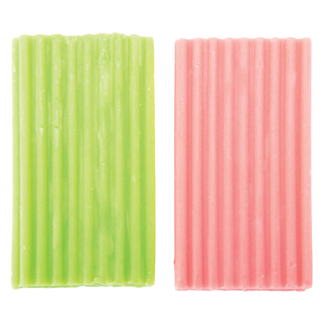Twee gestreepte blokken glow-in-the-dark boetseerklei in groen en roze.